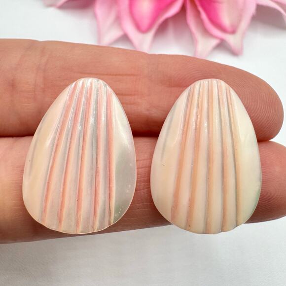 Vintage Pink Carved Shell Earrings Mother Of Pearl MOP Earrings Mermaidcore Sea - Picture 1 of 8